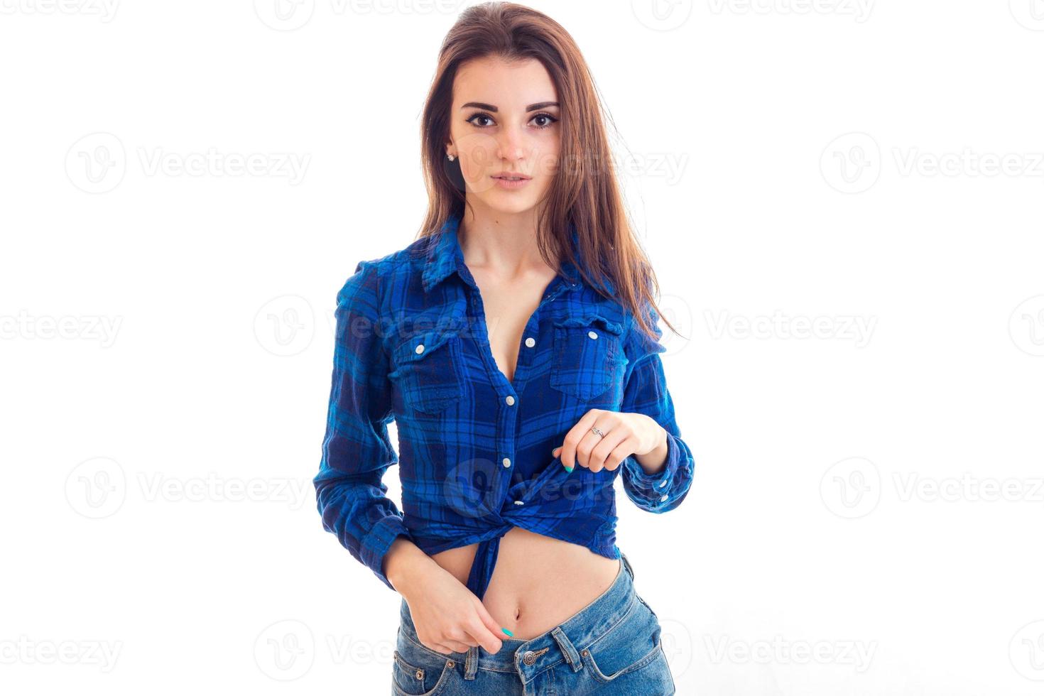 belle jeune fille dans une chemise à carreaux bleue se présentant à la caméra photo