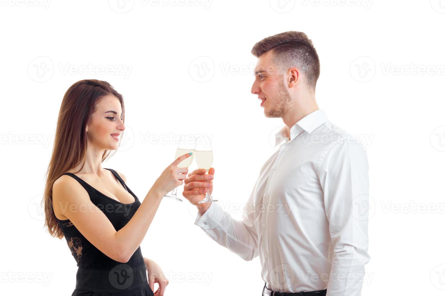 beau couple élégant buvant du champagne photo