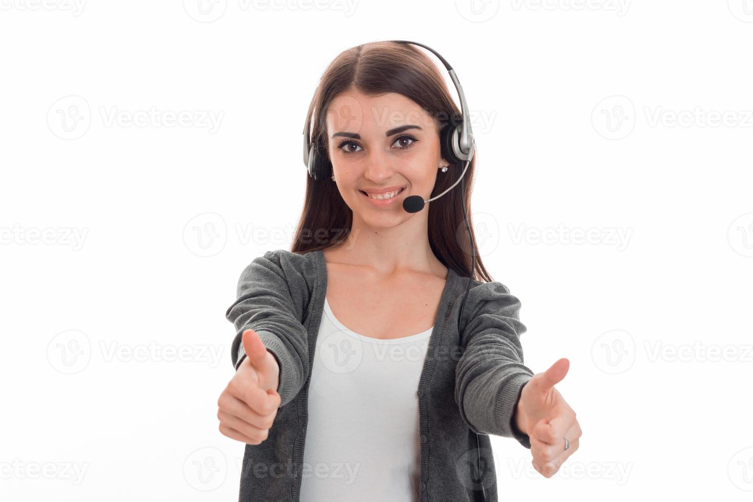 belle jeune fille au casque et pull gris sourit et montre les mains de la classe photo