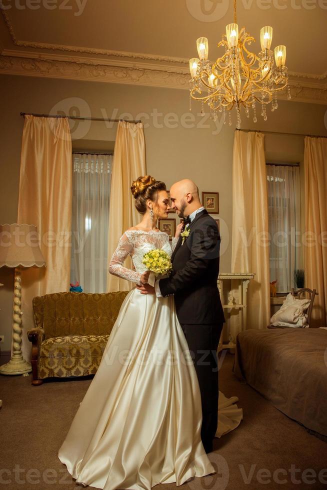 portrait vertical de beauté jusm couple marié à la maison photo