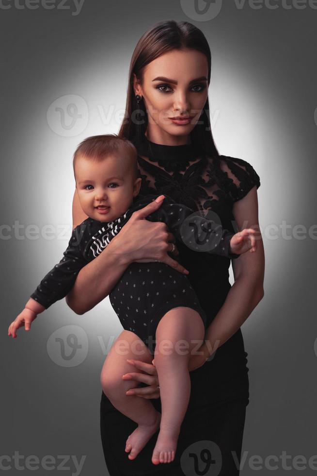 sexy jeune mère avec petite fille en studio photo