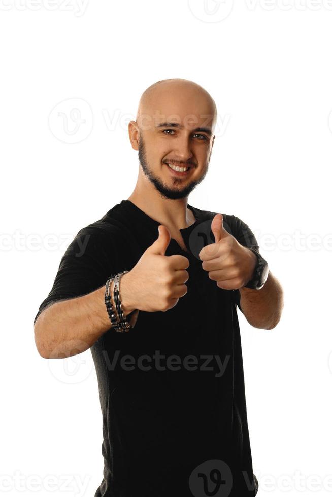 homme heureux souriant et montrant les pouces vers le haut avec un geste à deux mains devant la caméra photo