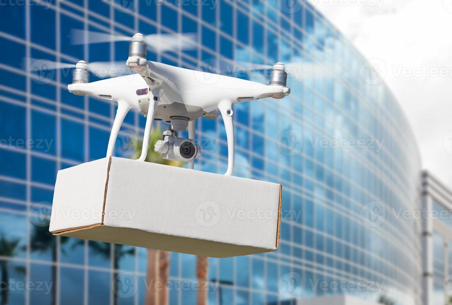 drone quadricoptère de système d'avion sans pilote transportant un paquet vierge près du bâtiment de l'entreprise. photo