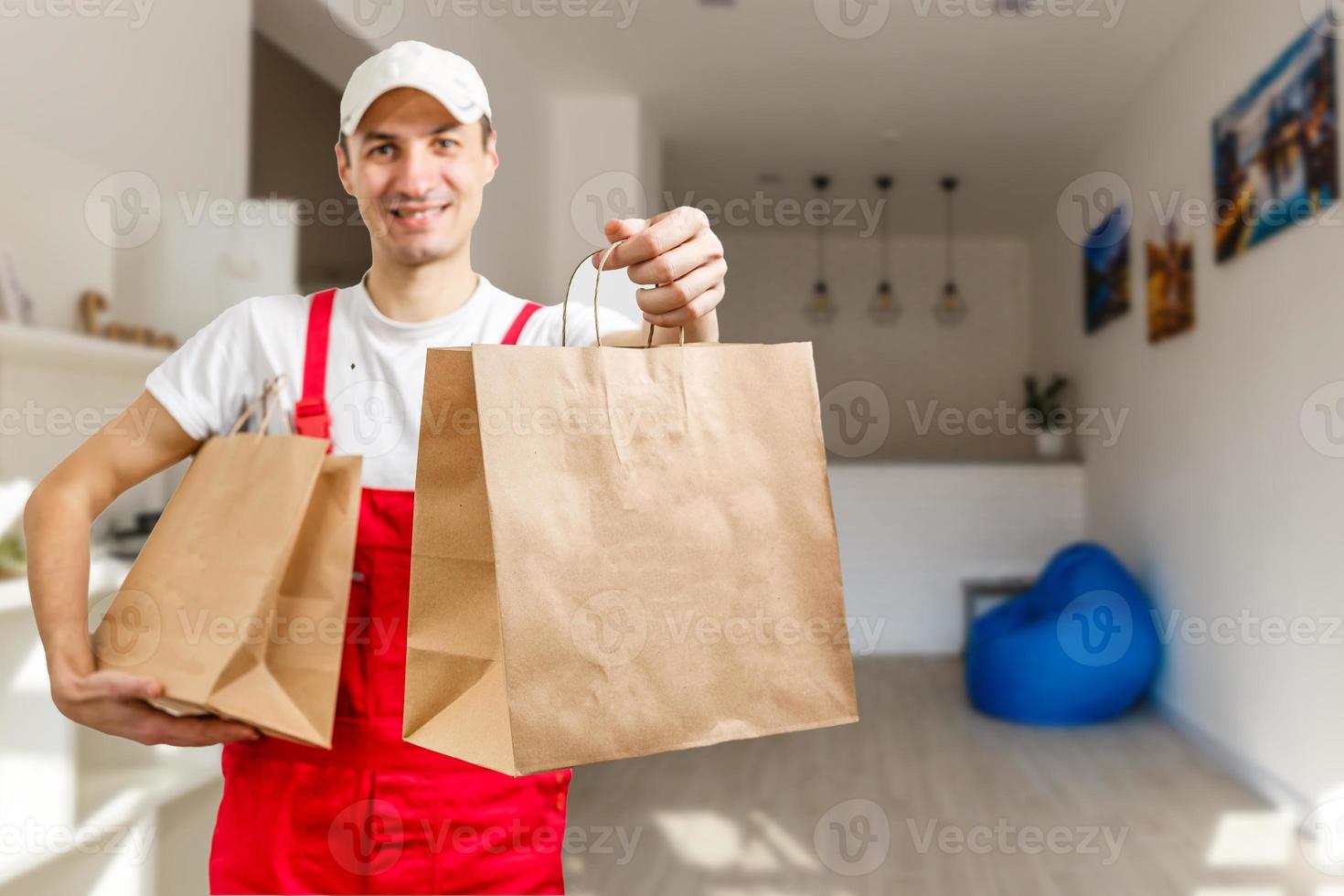 homme avec des colis de livraison de nourriture photo