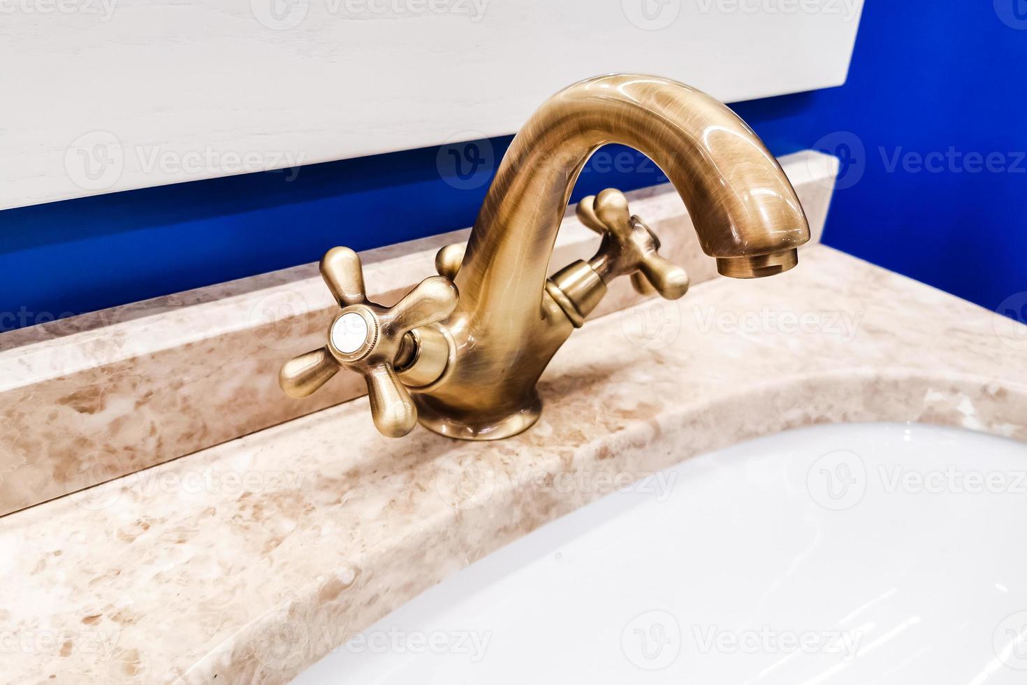 robinet d'eau lavabo avec robinet de style chinois vintage dans une salle de bains loft chère photo