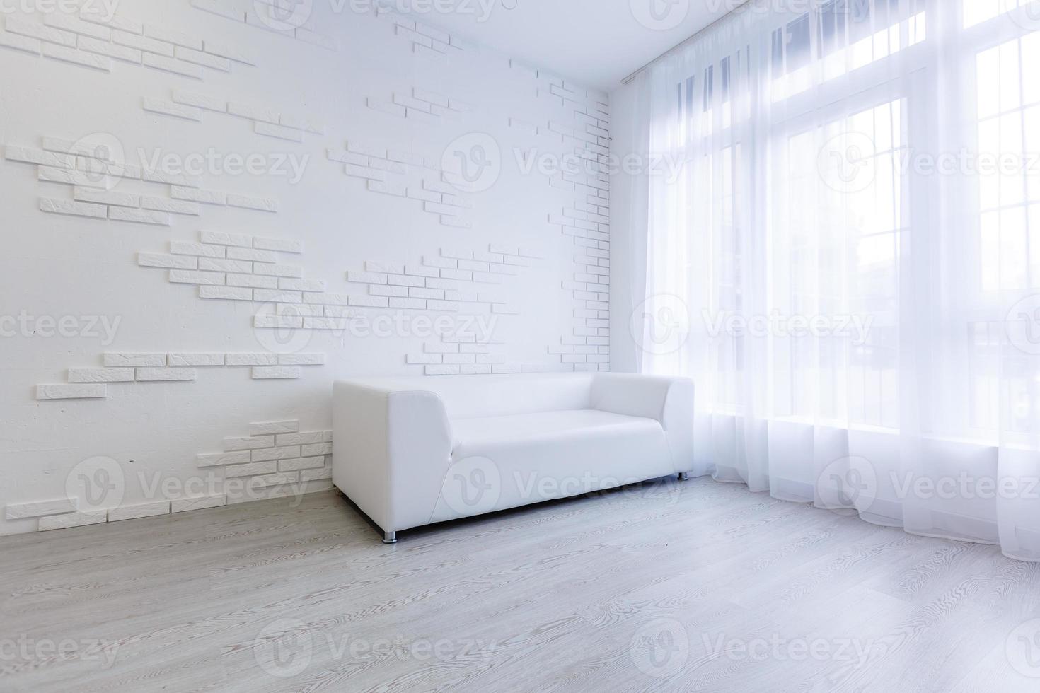 intérieur de la salle vide blanche avec parquet, fenêtre, porte. photo