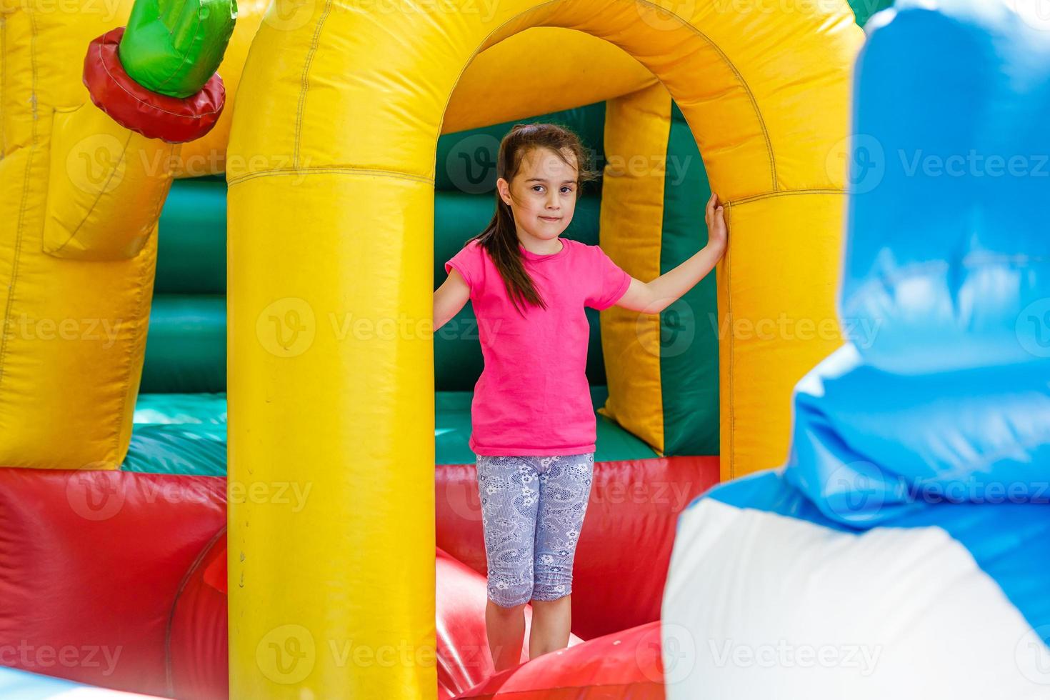 enfant sur un trampoline coloré photo