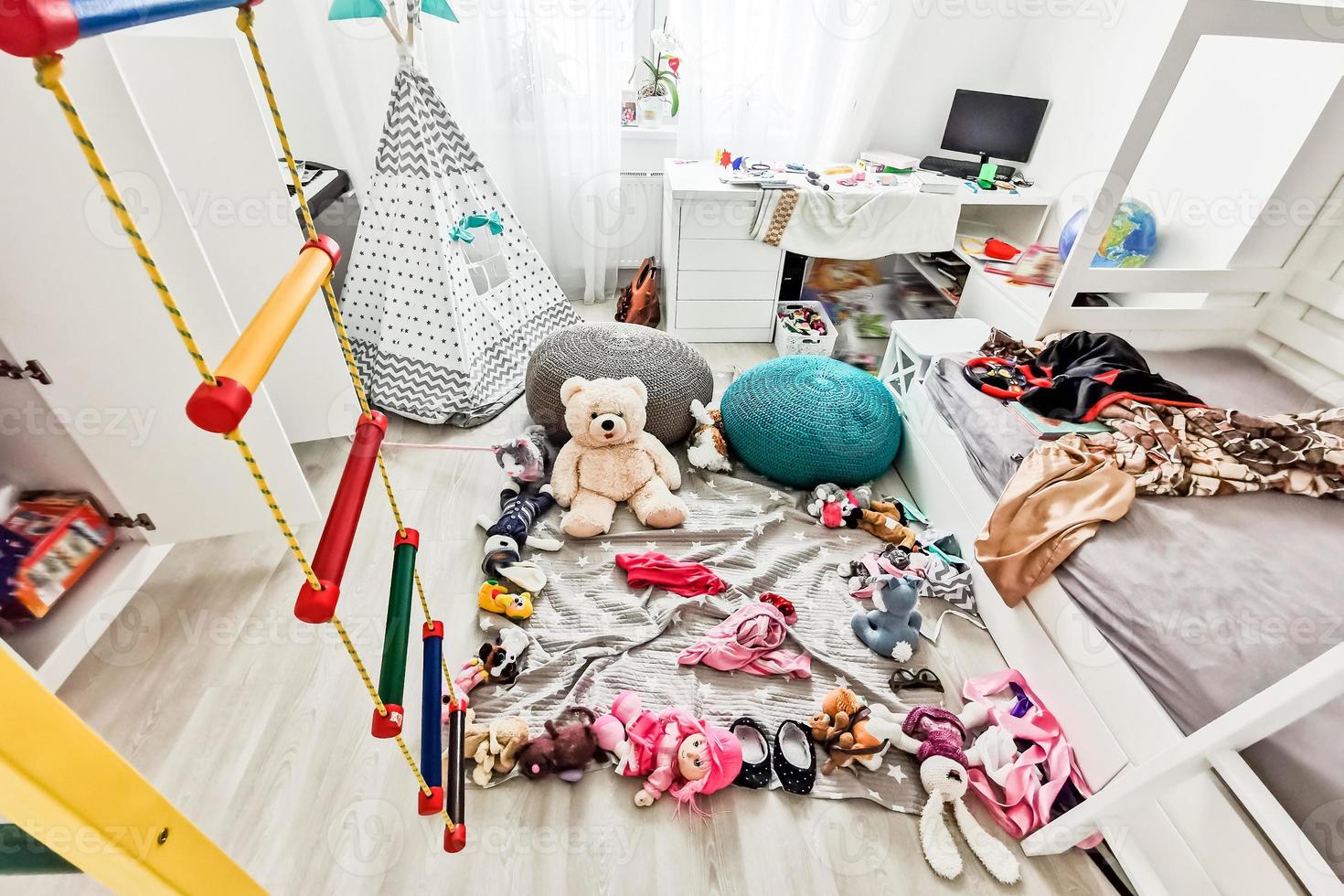 intérieur de la classe préscolaire de la maternelle.salle de jeux pour enfants sans enfants plein de jouets dans un désordre éparpillé dans la pièce colorée photo