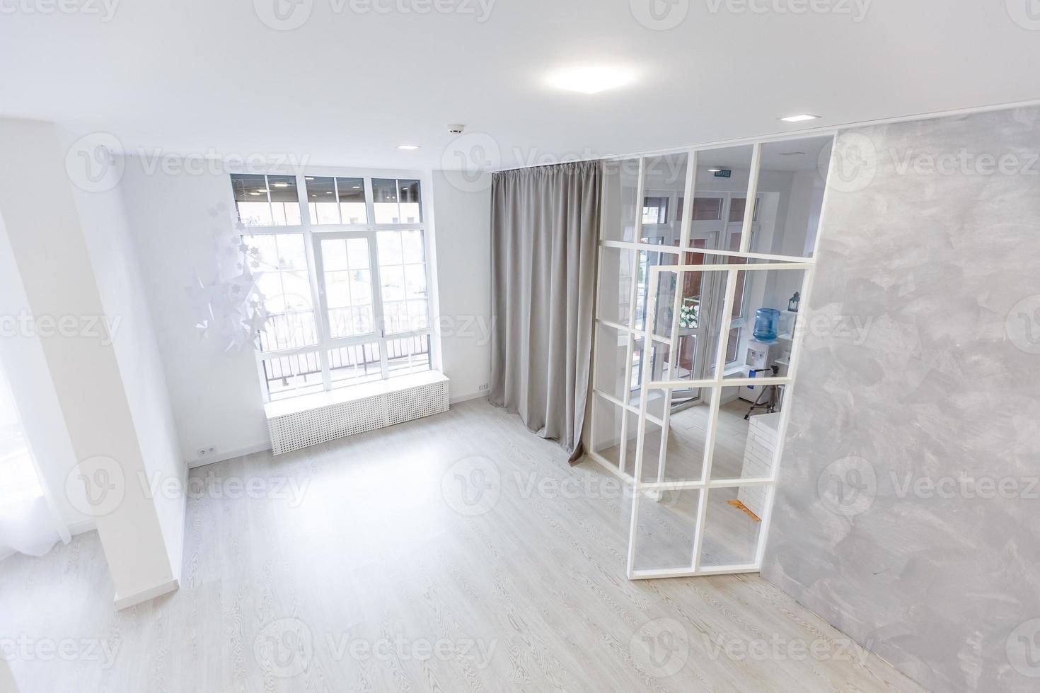 intérieur de la salle vide blanche avec parquet, fenêtre, porte. photo