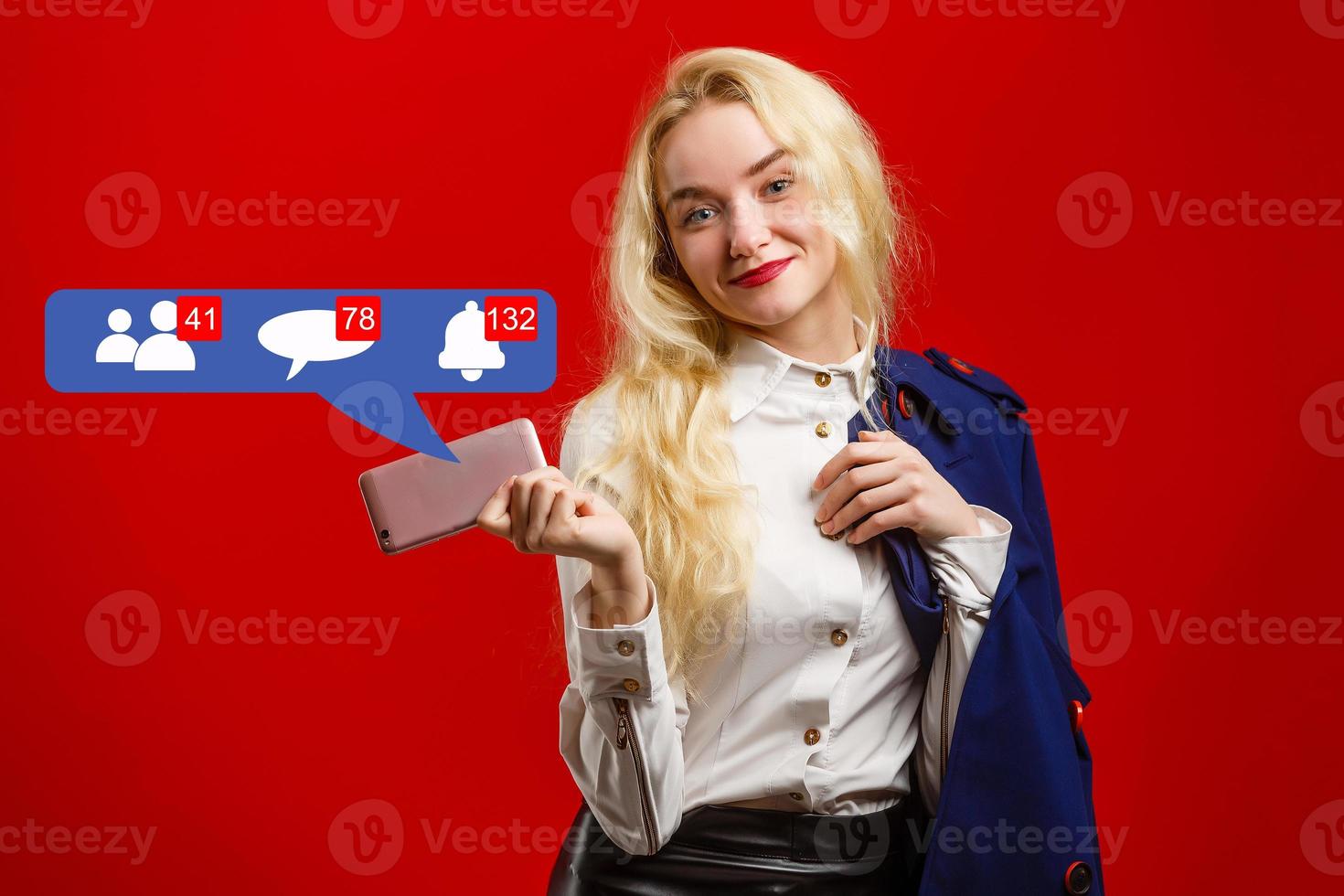 jolie jeune femme debout avec des icônes de réseaux sociaux photo