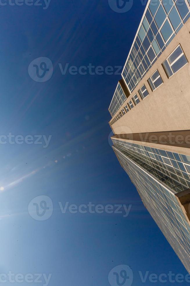 en levant un immeuble de bureaux moderne bleu. photo