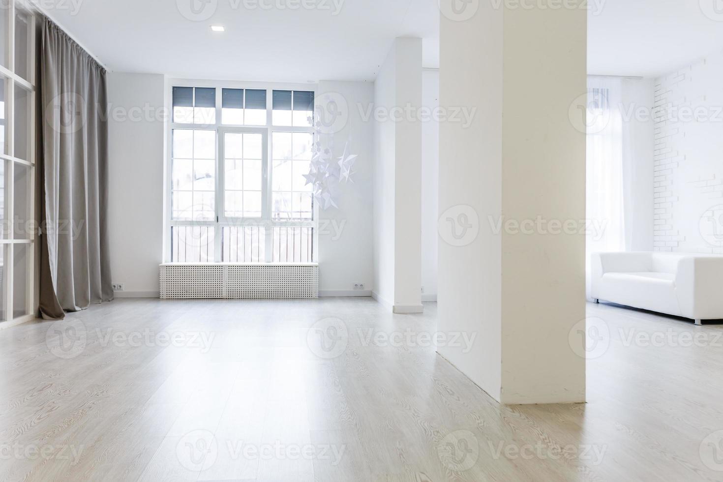 salle d'attente vide avec un canapé gris moderne devant la porte et une horloge au mur photo