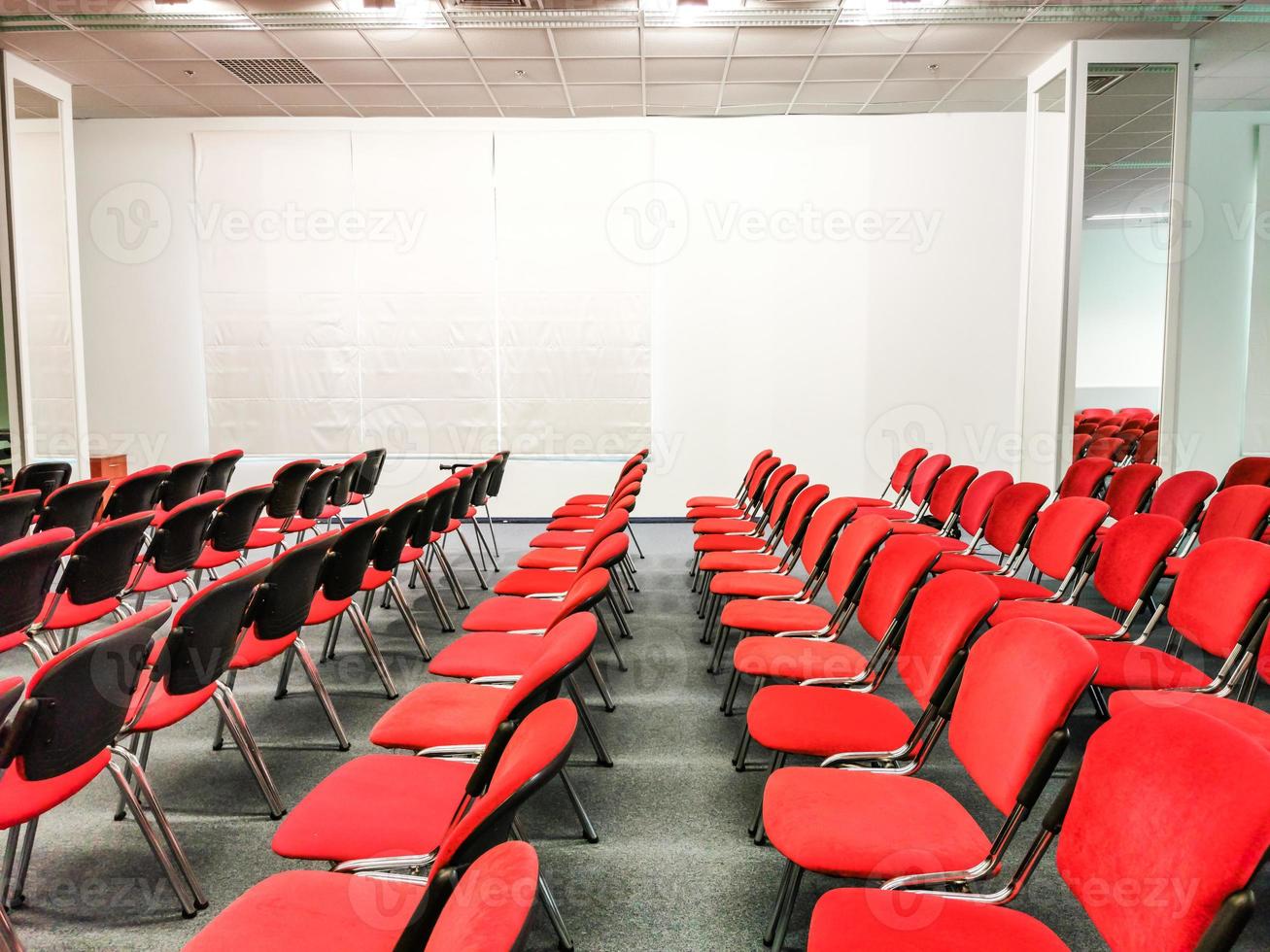 chaises rouges dans la salle de réunion pour les séances d'écoute photo