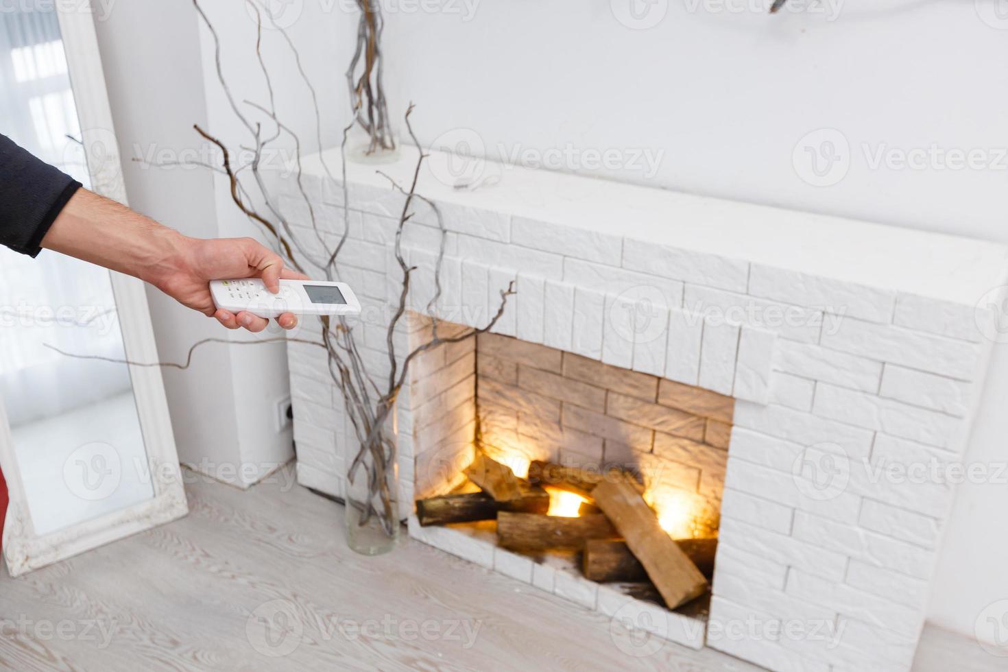 homme avec télécommande par le feu. photo