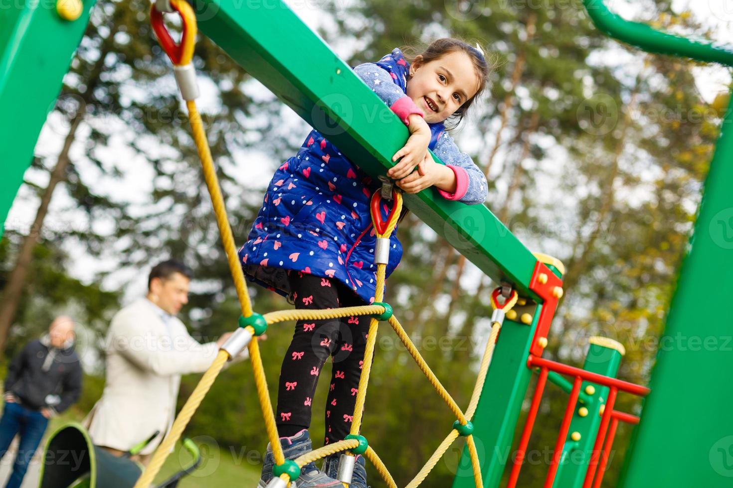 petite fille active sur le terrain de jeu photo