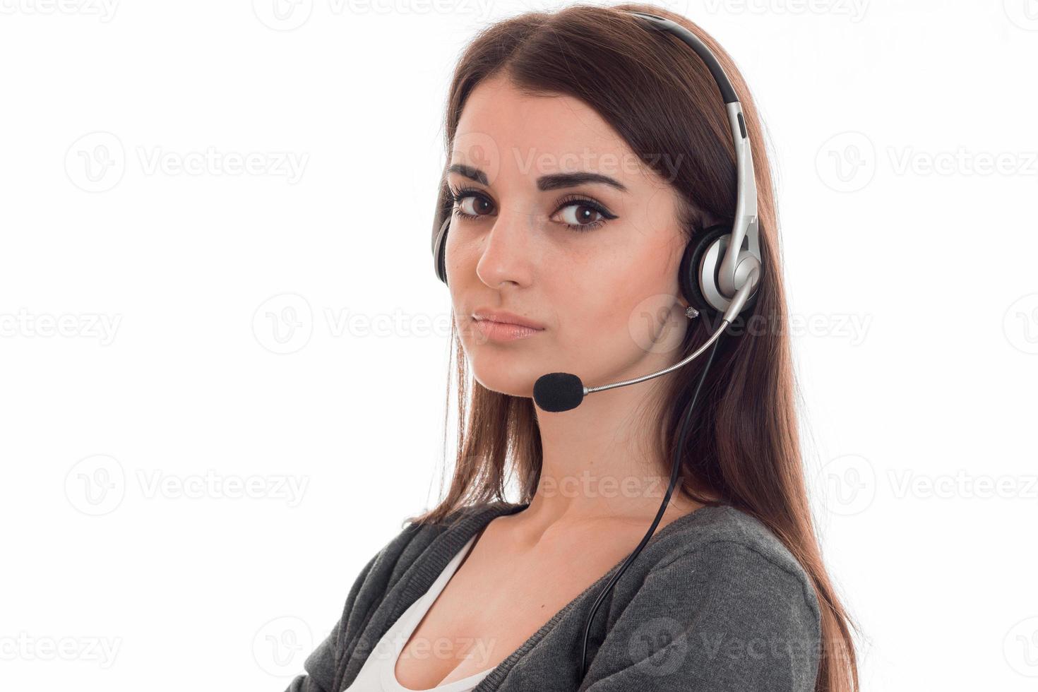 gros plan sur une jeune femme sérieuse du centre d'appels femme avec un casque et un microphone isolé sur fond blanc photo