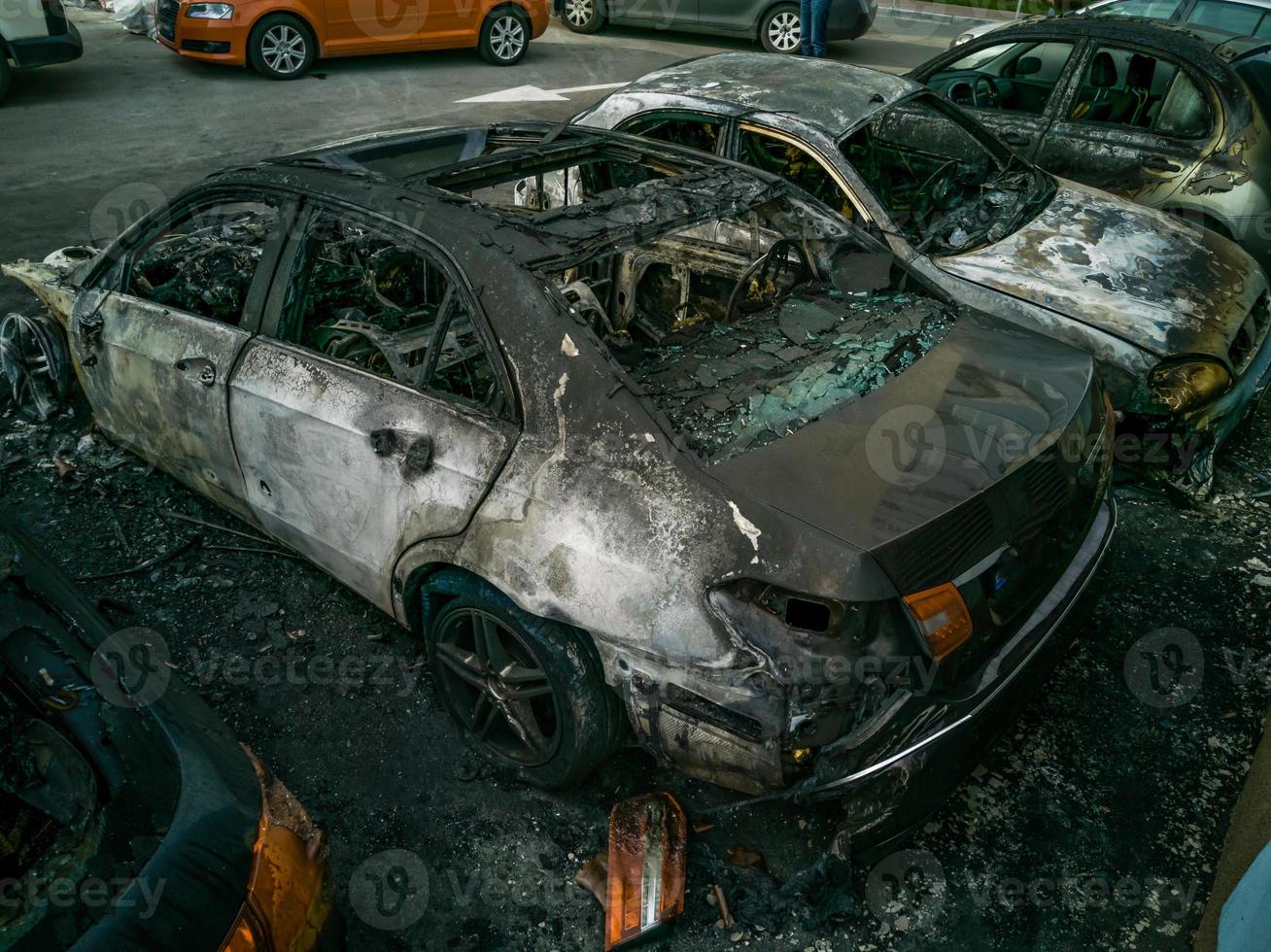 voitures après l'incendie. deux voitures brûlées avec un capot ouvert. incendie criminel, voiture brûlée photo