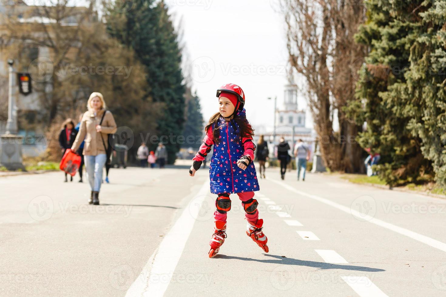 jeune patineur heureux essayant une activité de plein air passionnante. photo