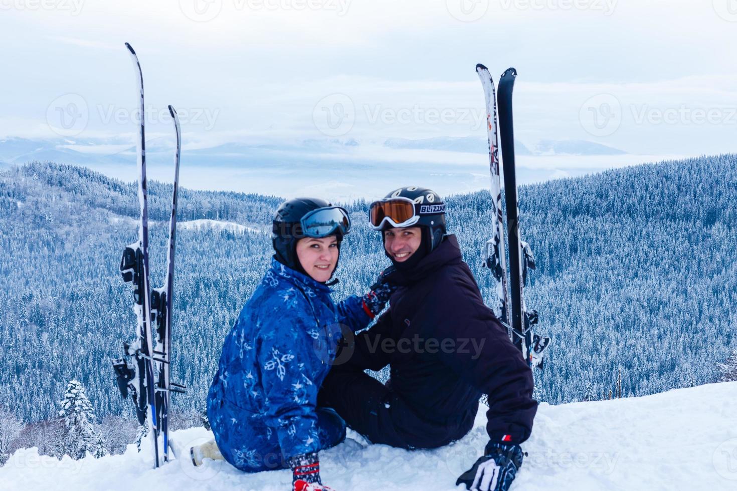 couple d'âge moyen en vacances au ski dans les montagnes photo