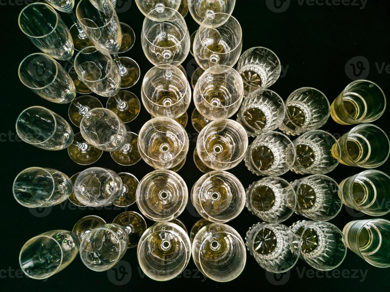 verres à vin en rangée sur le bar photo