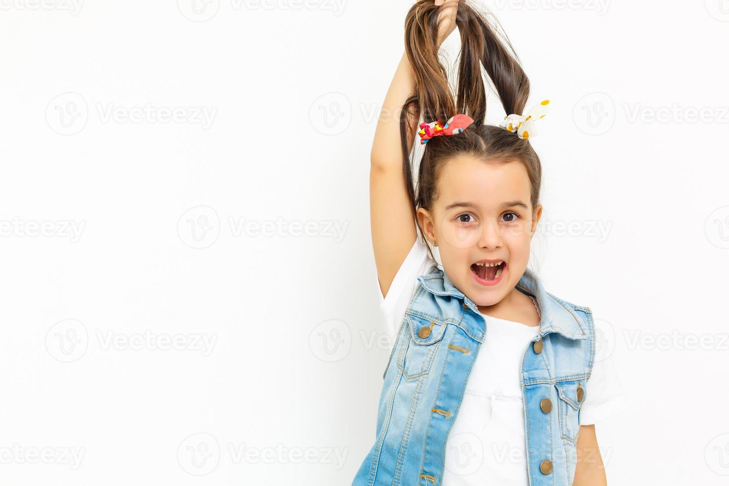 concept de soins capillaires avec portrait de petite fille tient les cheveux isolés sur blanc photo