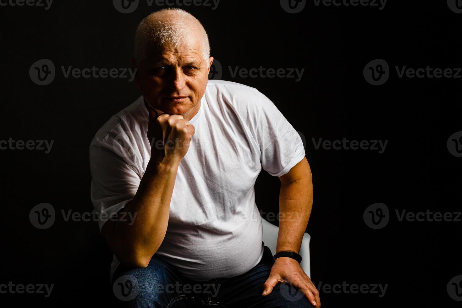 vieil homme senior closeup expression sérieuse portrait photo