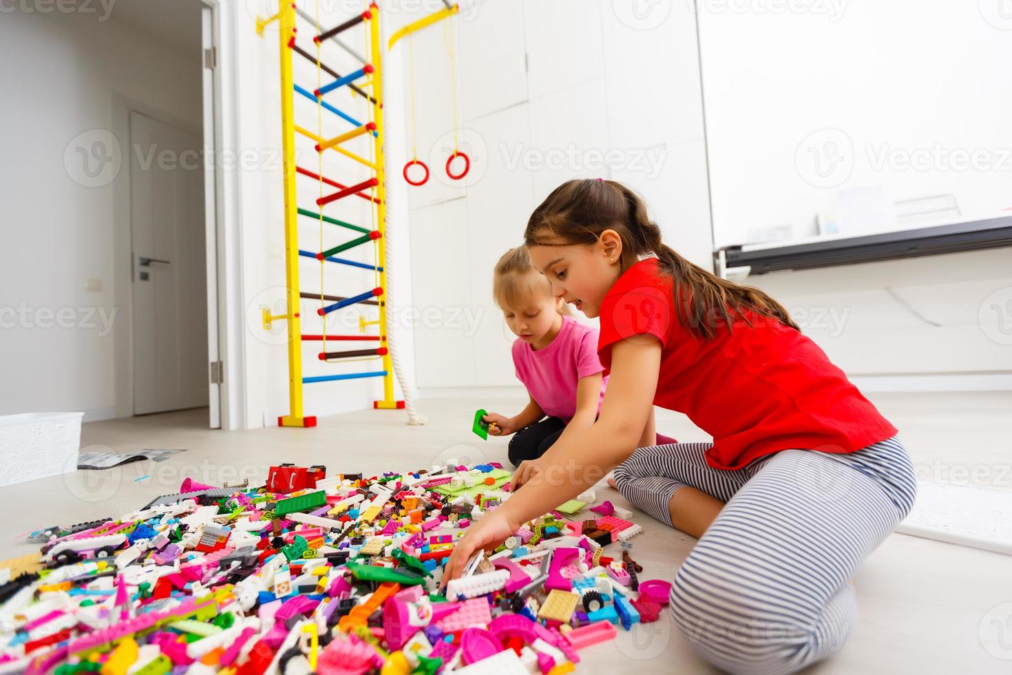 deux mignonnes petites filles jouant à un jeu de rôle à la garderie photo