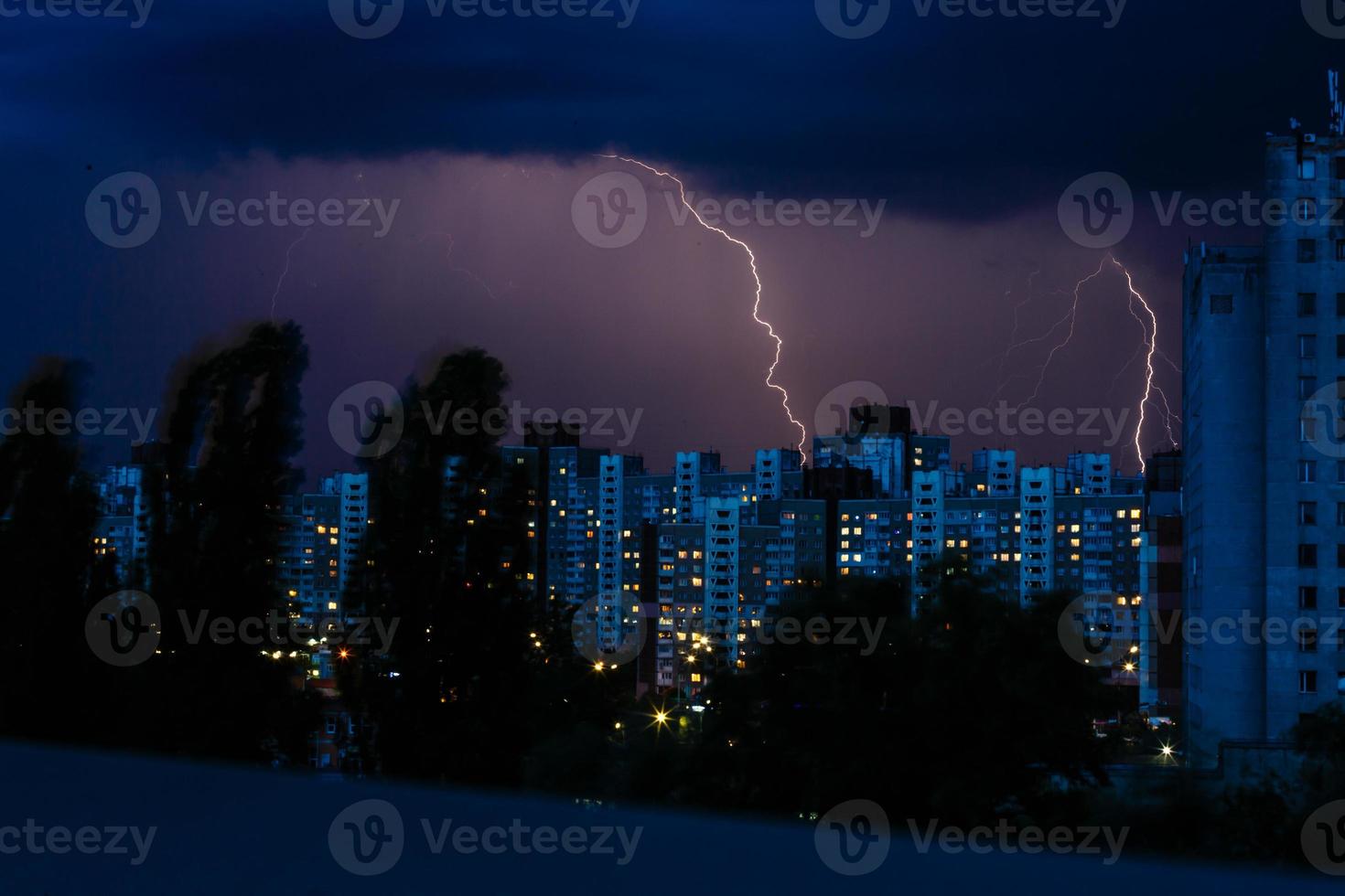 orage avec un énorme éclair sur la ville de nuit photo