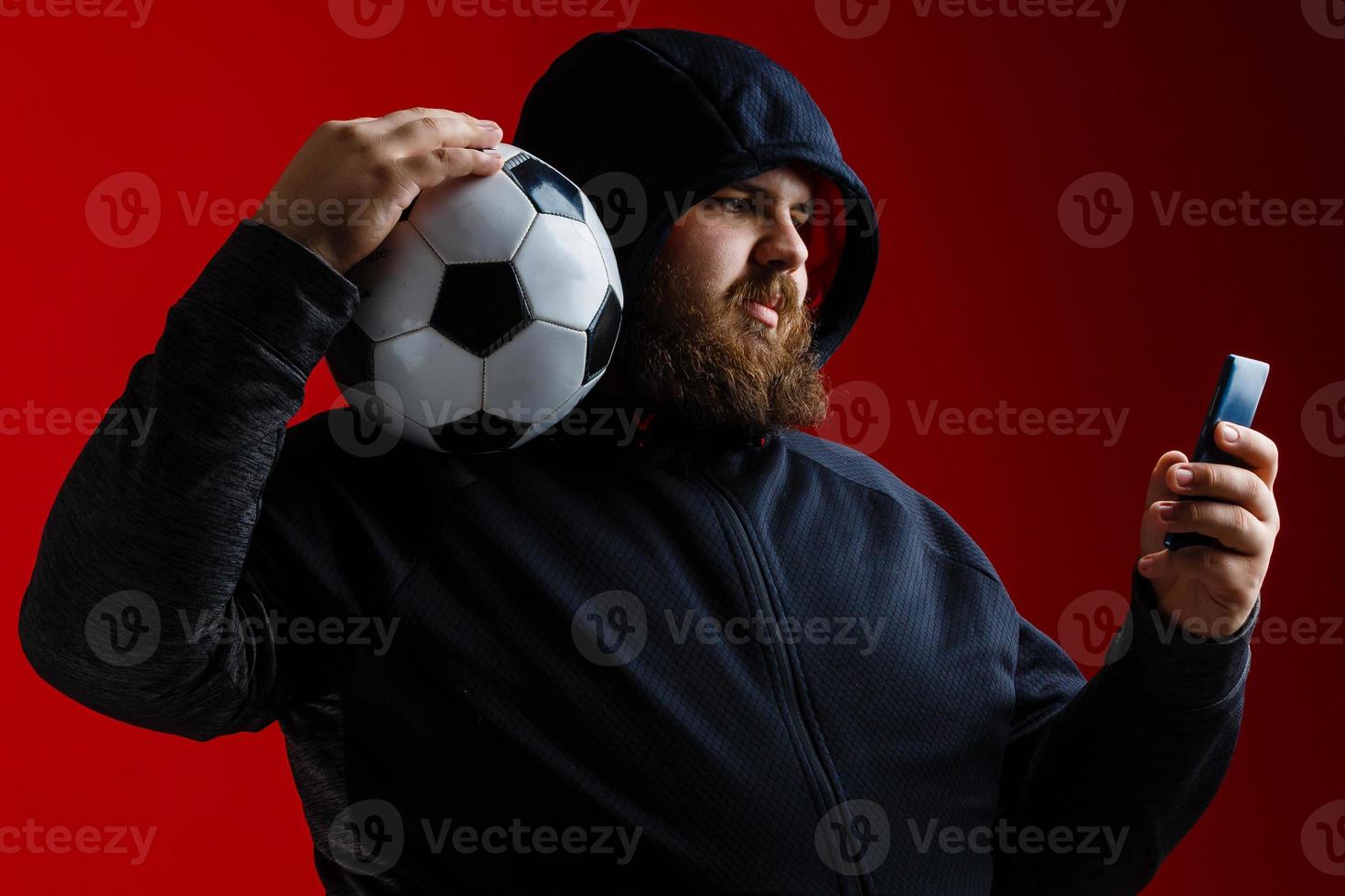 heureux jeune homme tenant un ballon de football photo