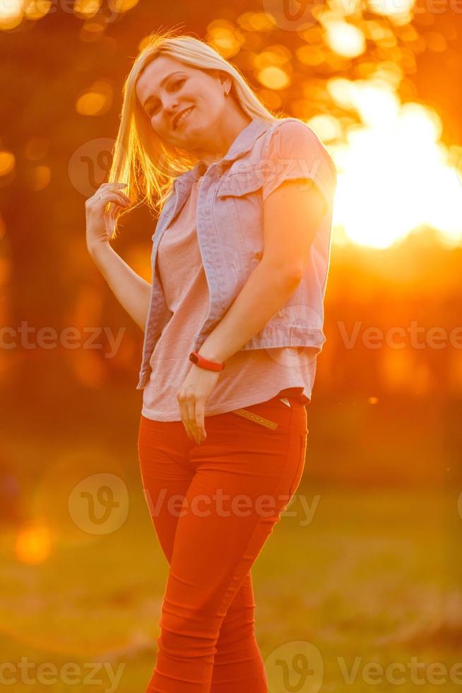 jeune femme sur le terrain au coucher du soleil photo