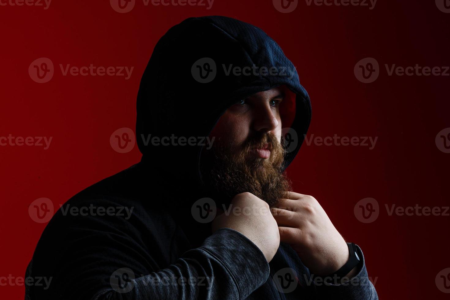 un homme barbu dans une capuche photo