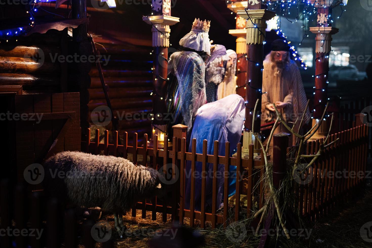 la scène où la vierge marie a donné naissance à jésus et il repose dans le berceau entouré de personnes venues célébrer la nativité du christ. photo