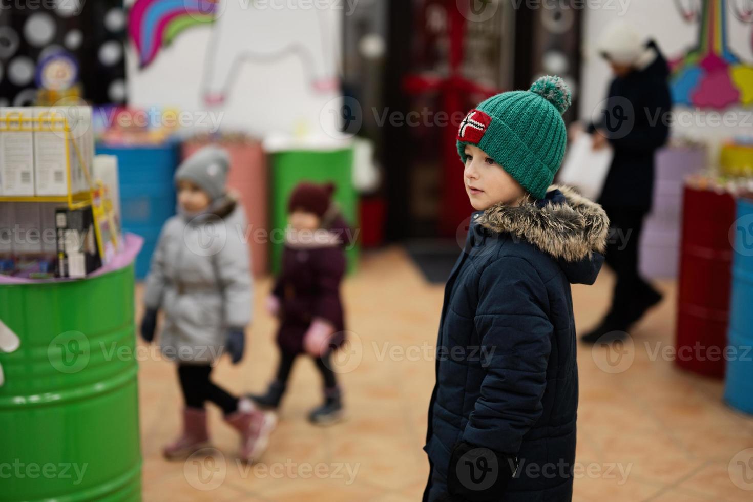 les petits enfants heureux dans un magasin de bonbons choisissent des bonbons, des bonbons à la marmelade. photo