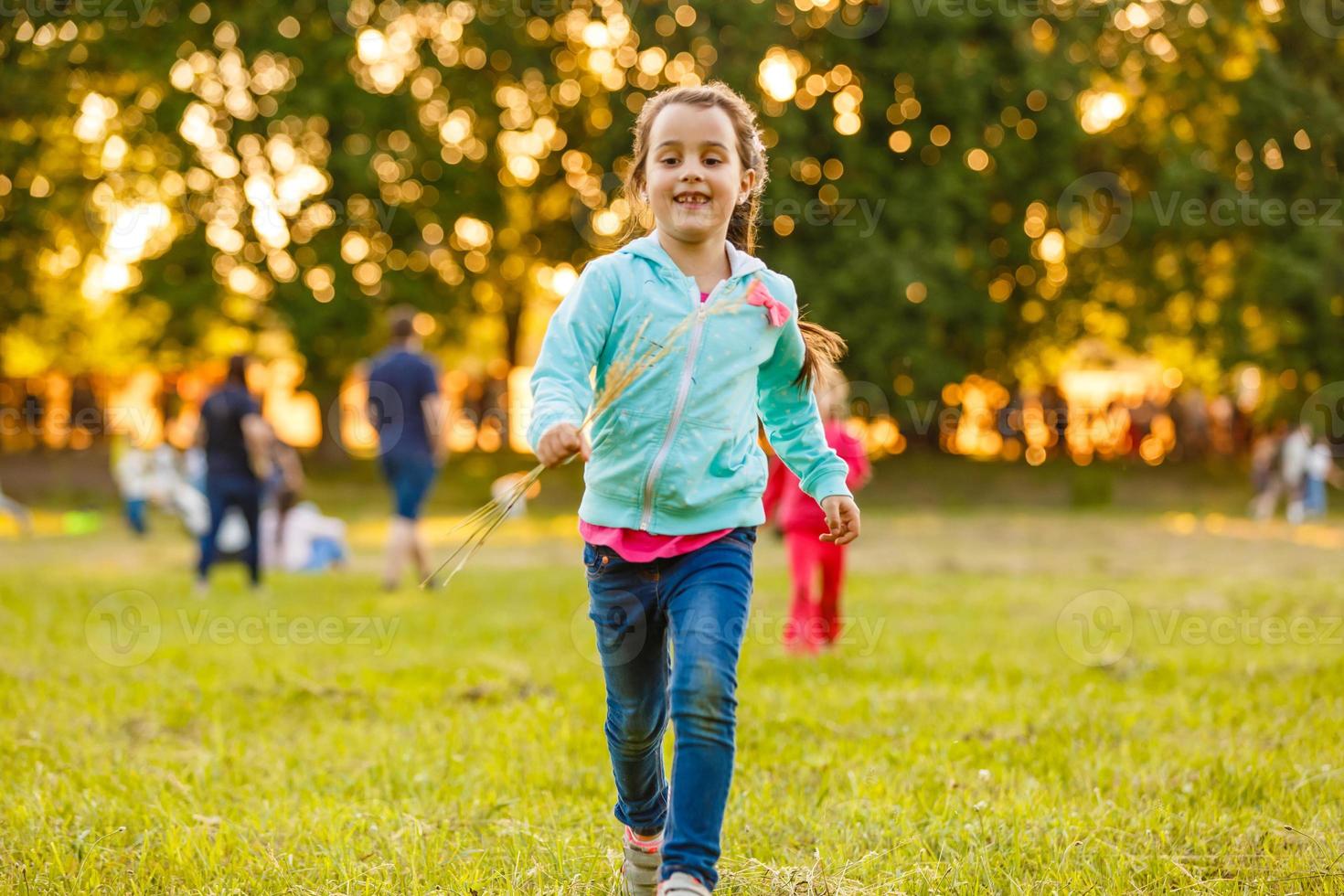 deux soeurs courant sur la pelouse dans le parc de la ville en plein air. liberté et insouciance. enfance heureuse photo