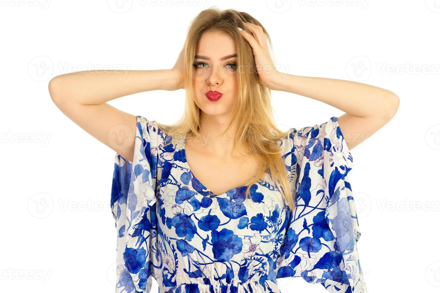 fille en robe avec motif de fleurs posant photo