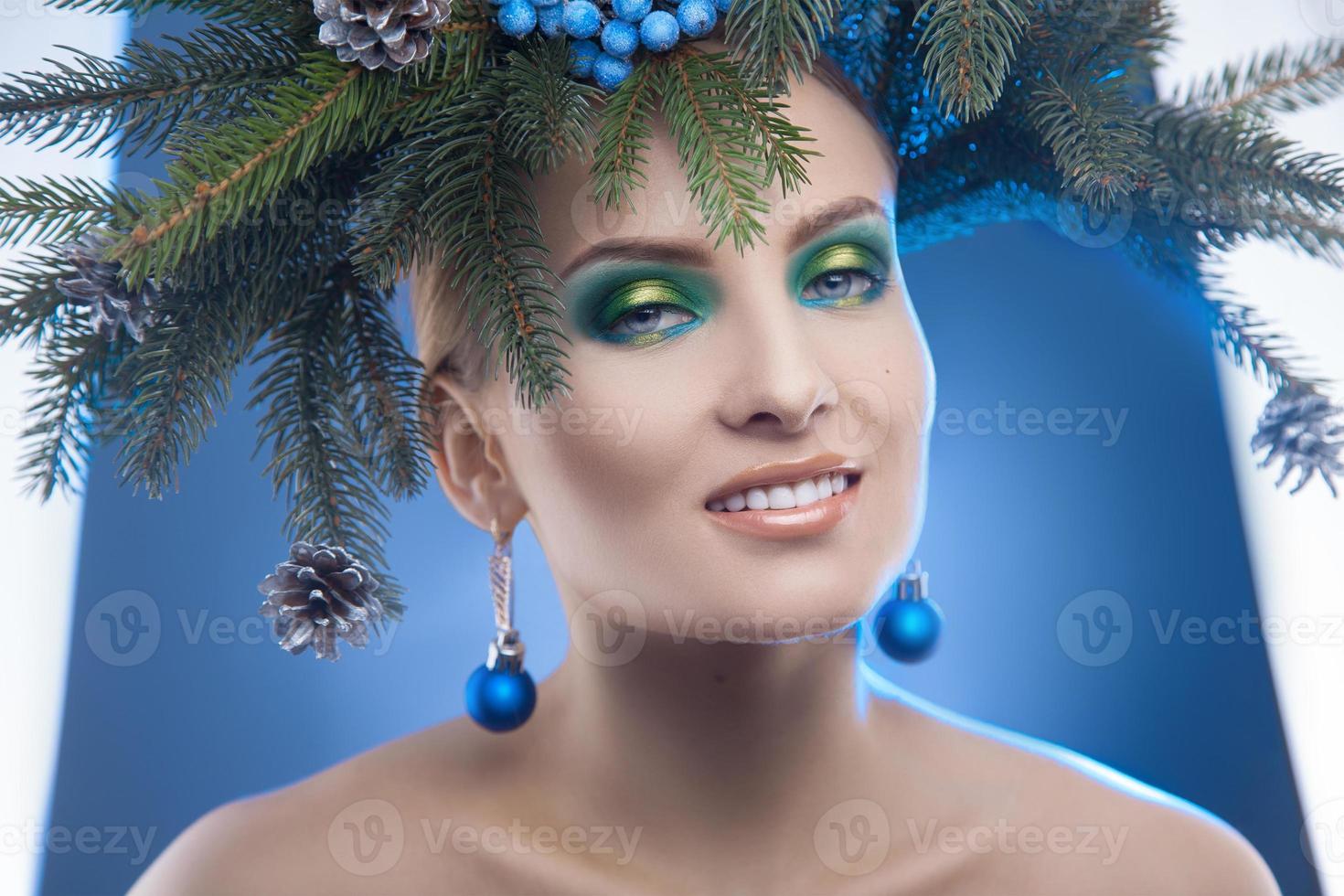 Portrait De Beauté Des Femmes Avec La Couronne De Perle Maquillage Blanc Et  Froid Image stock - Image du fond, mode: 85473333