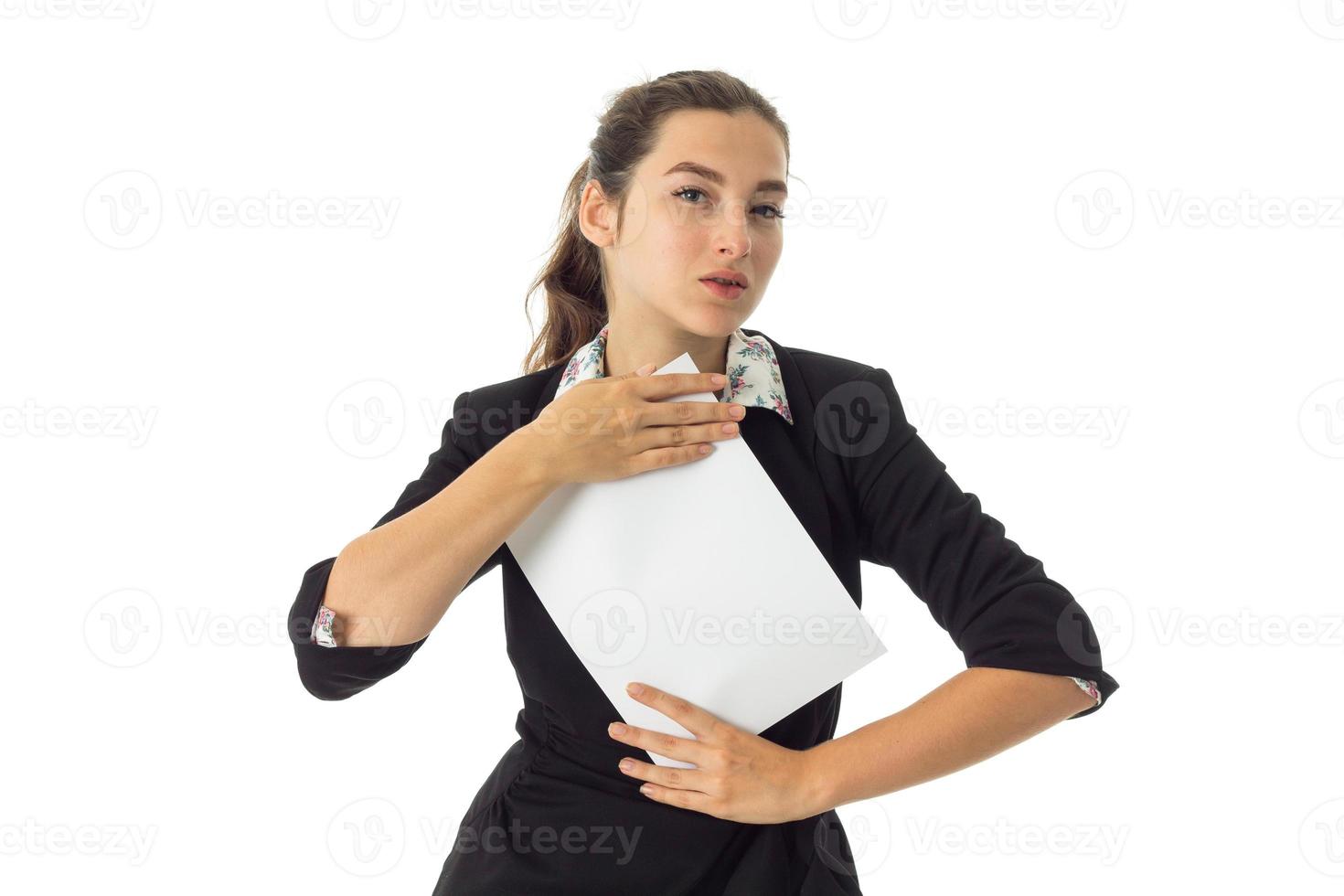 femme en uniforme avec pancarte blanche dans les mains photo