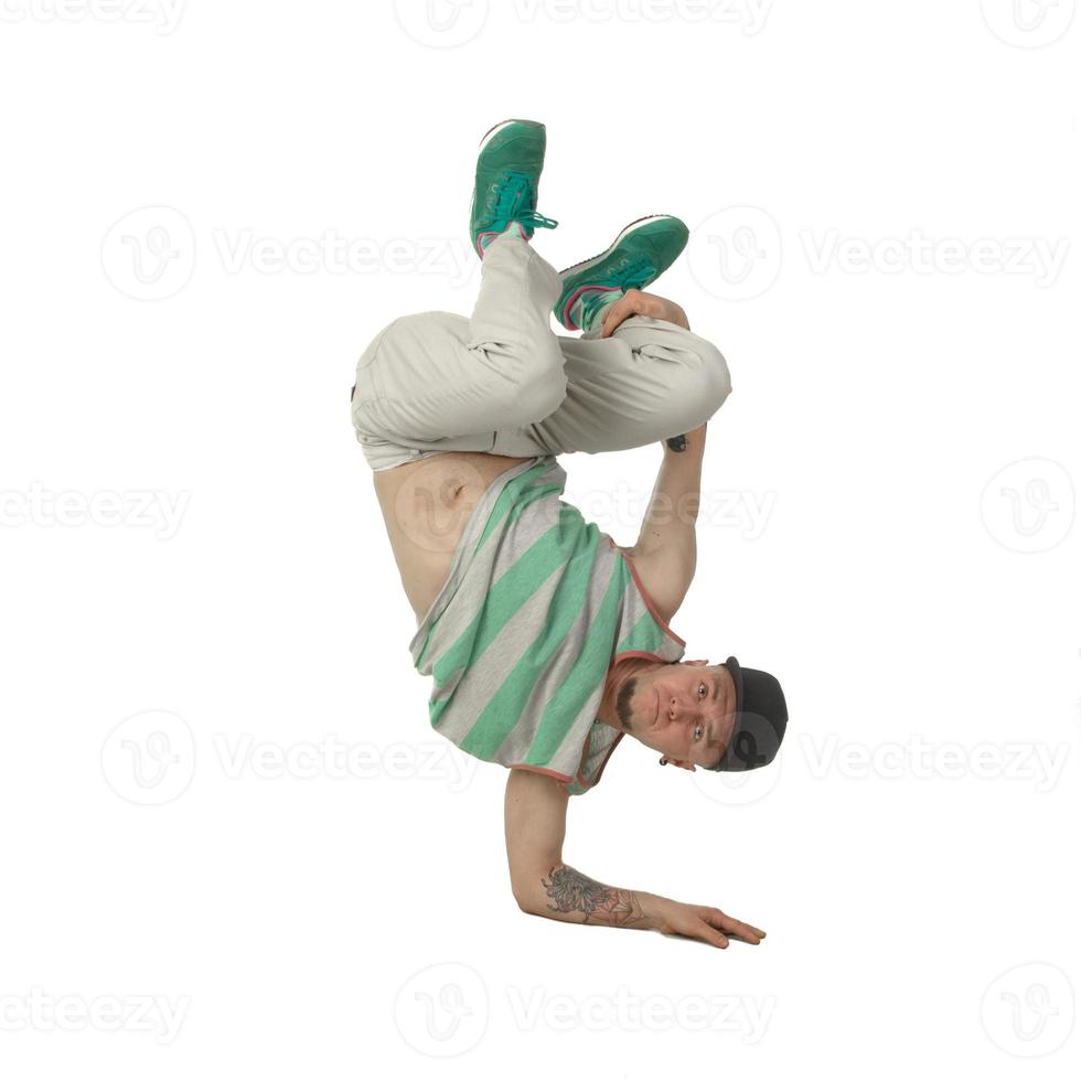 jeune homme sérieux danseur de break posant photo