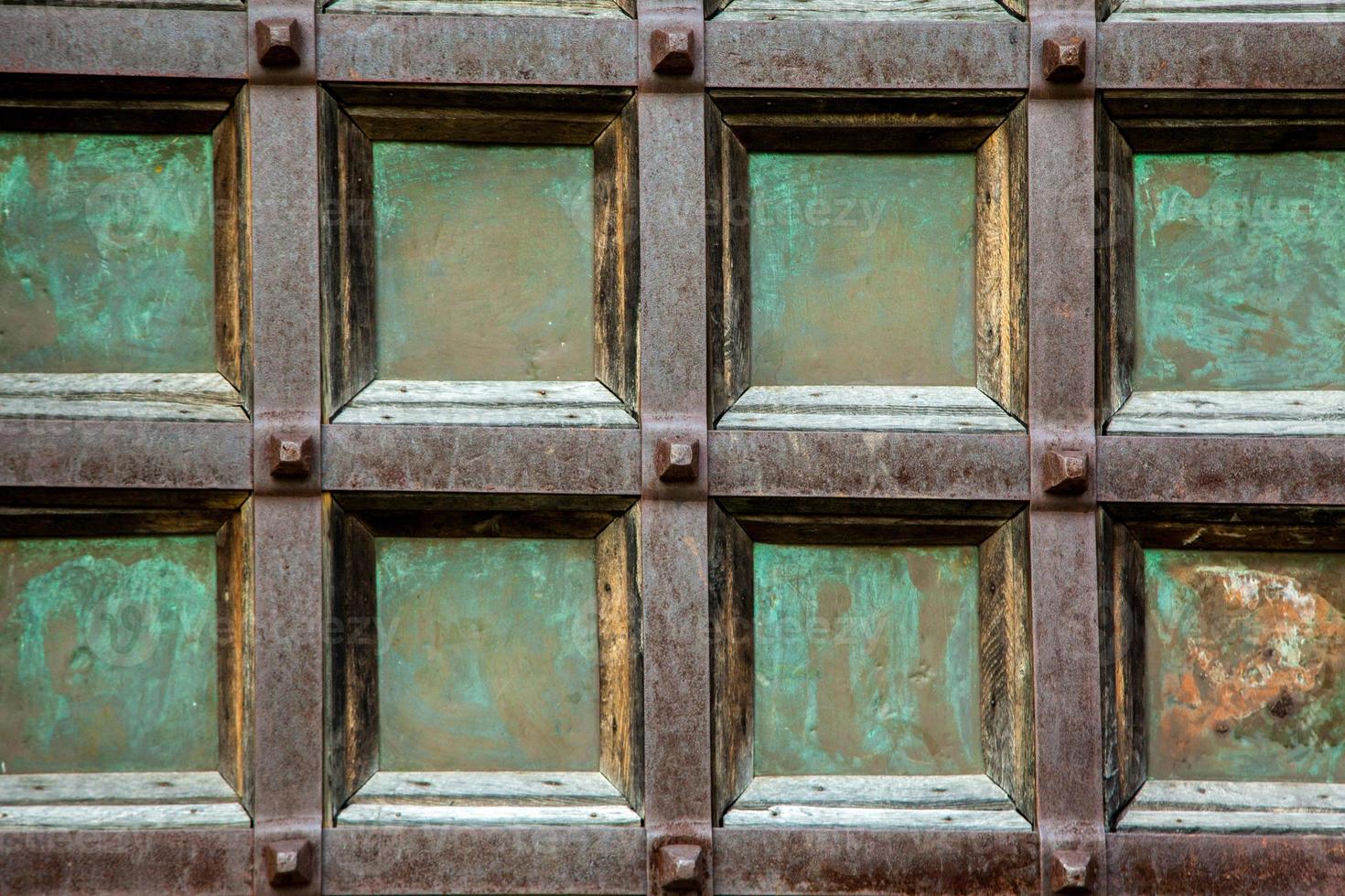 texture de la vieille porte du château photo