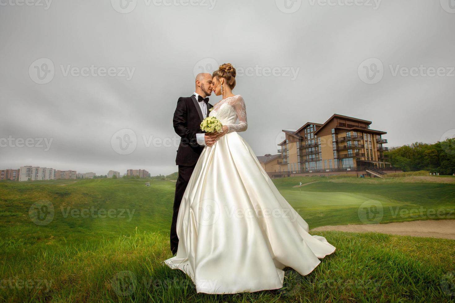 magnifique élégance jeune couple juste joyeux posant à l'extérieur photo