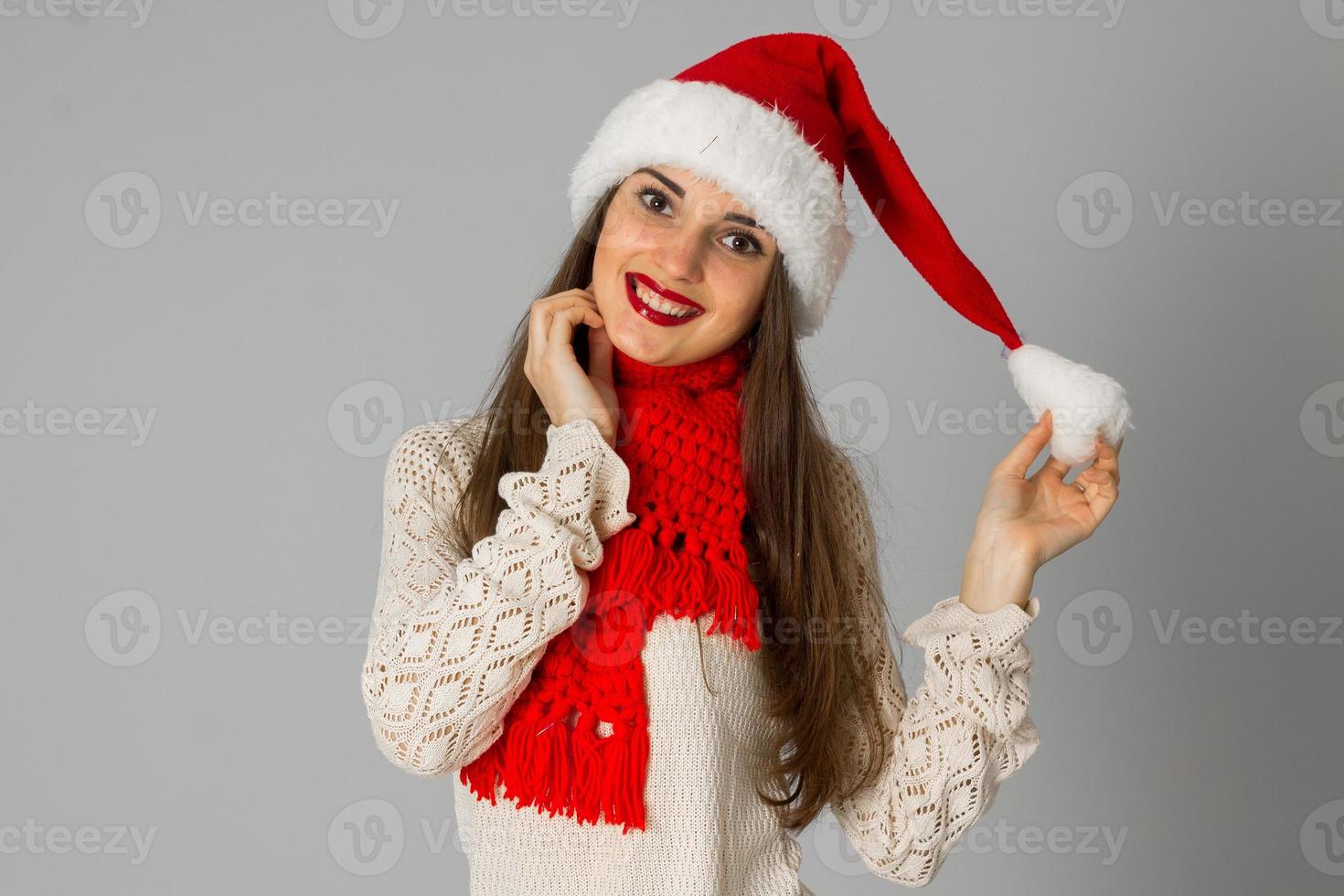 fille en bonnet de noel et écharpe rouge photo