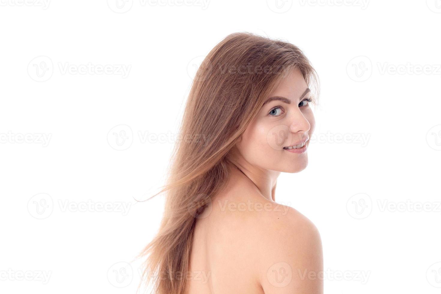 jolie fille sans maquillage se tient sur le côté et regarde vers l'avant isolé sur fond blanc photo