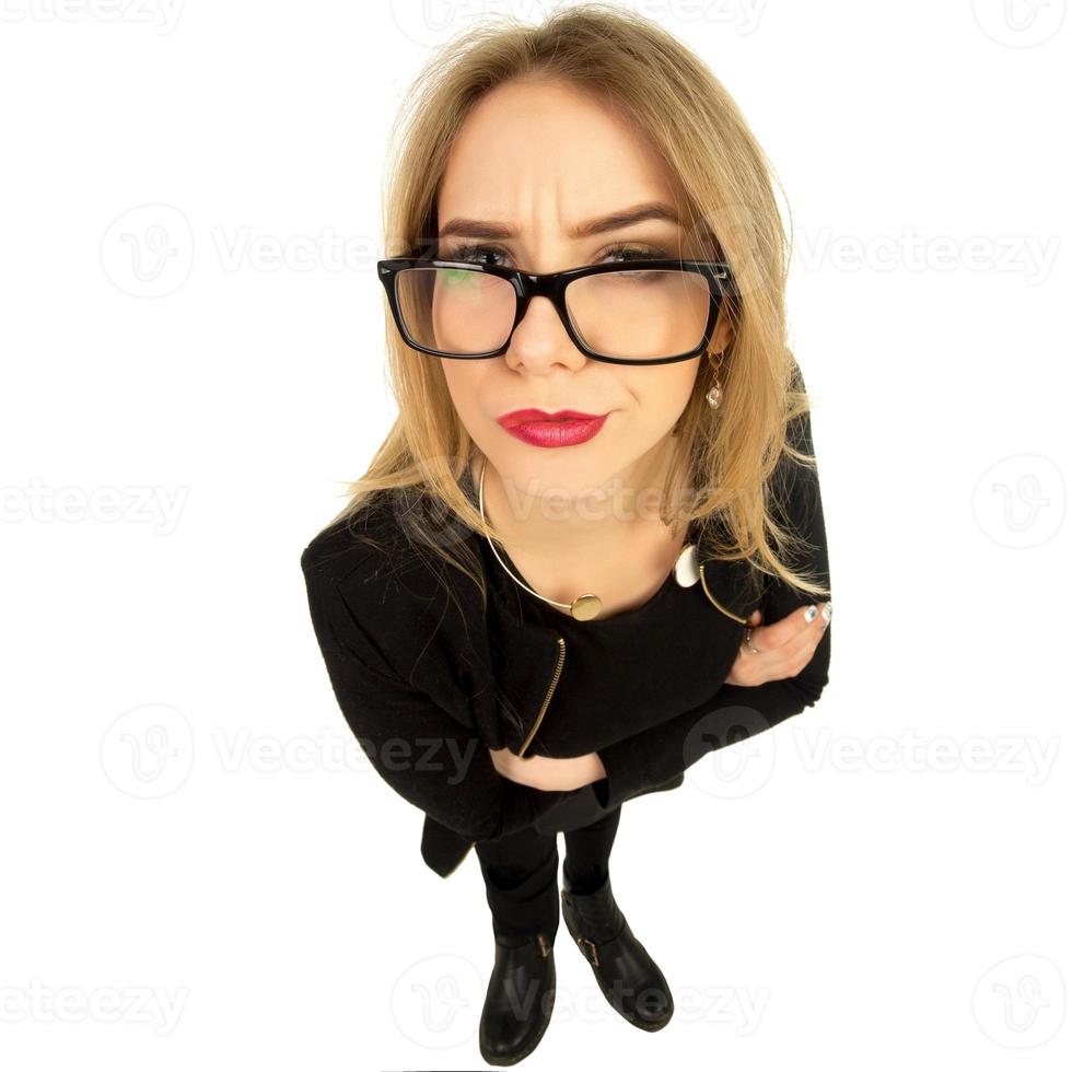 jolie femme en vêtements noirs élégants et lunettes posant photo