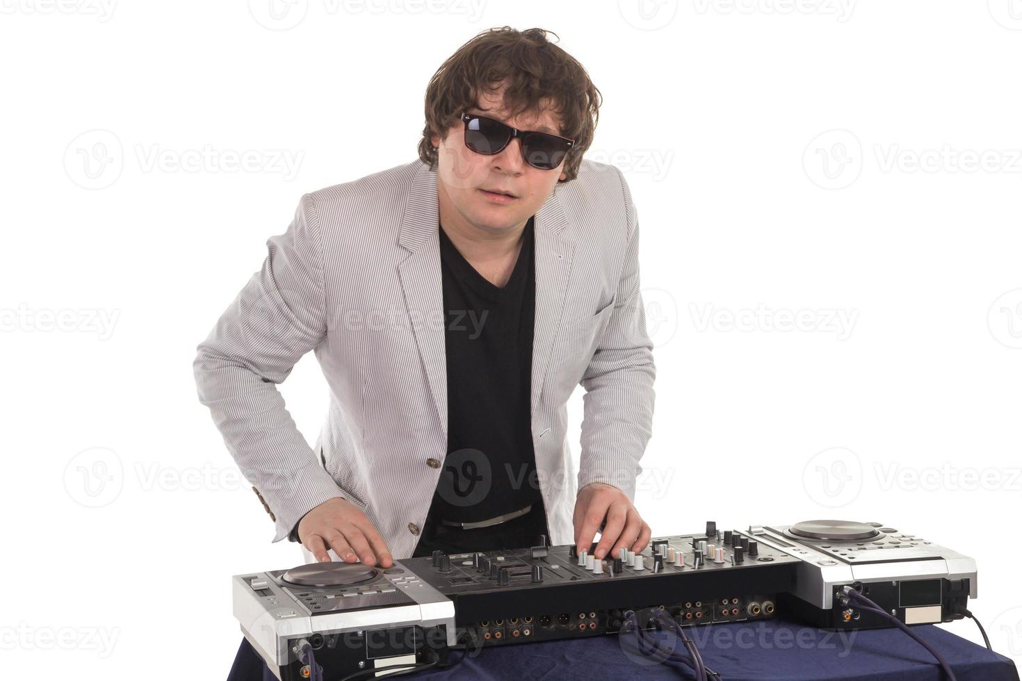 dj avec la table de mixage photo