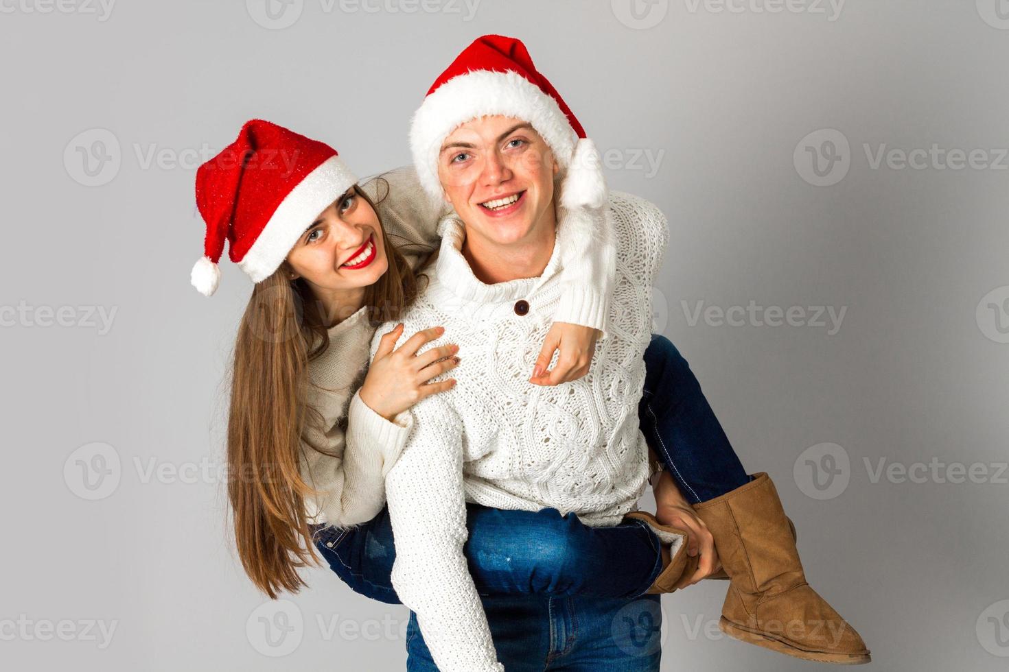 couple amoureux fête noël en bonnet de noel photo