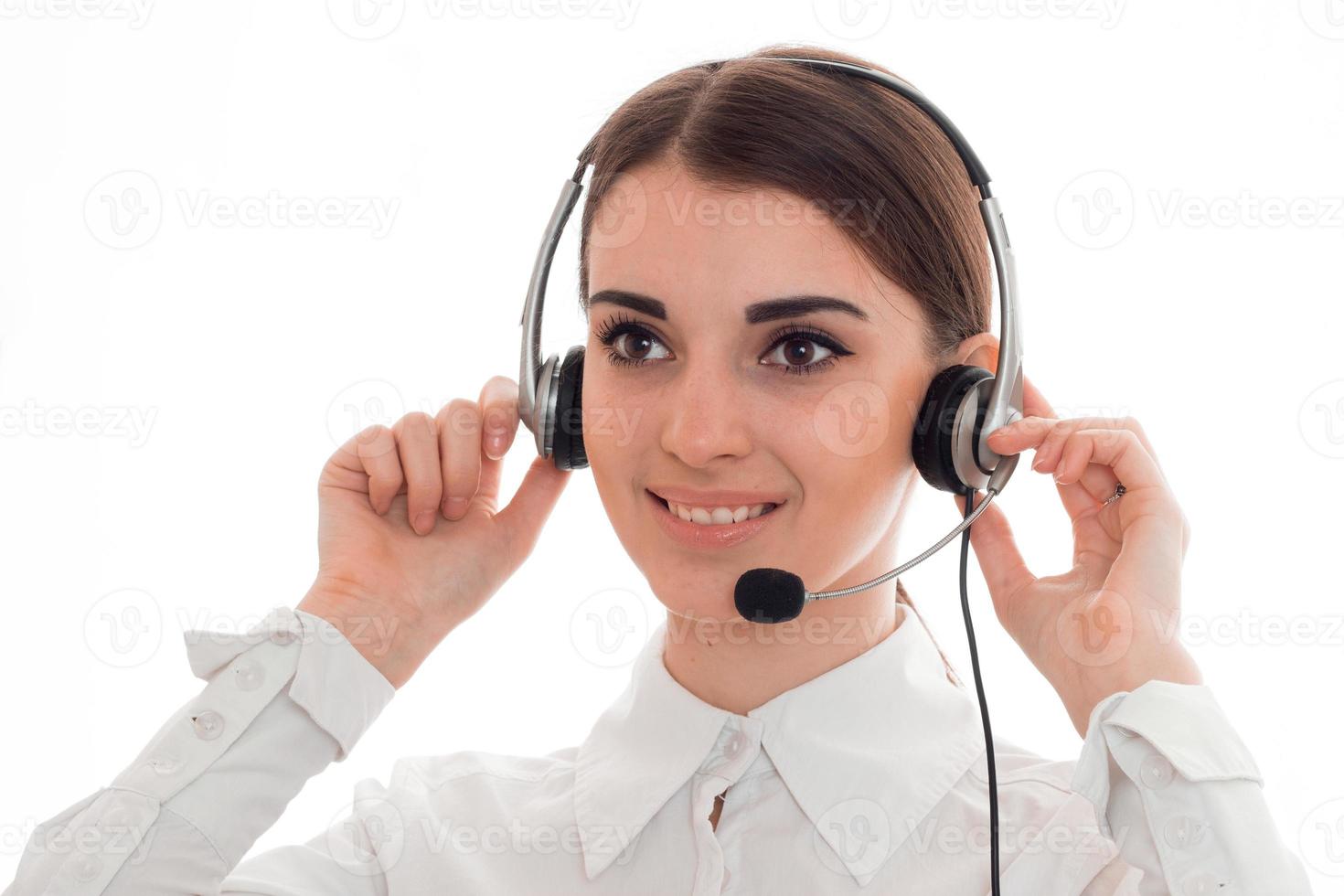 gros plan sur une jeune femme joyeuse du centre d'appels femme avec un casque et un microphone isolé sur fond blanc photo