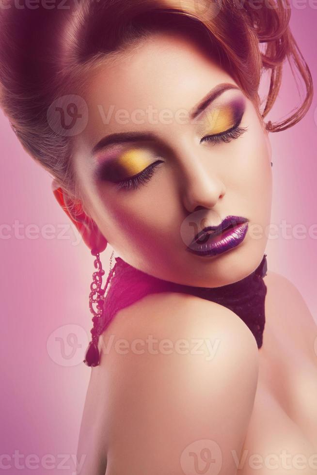 portrait d'une femme magnifique aux yeux fermés et maquillage en studio photo