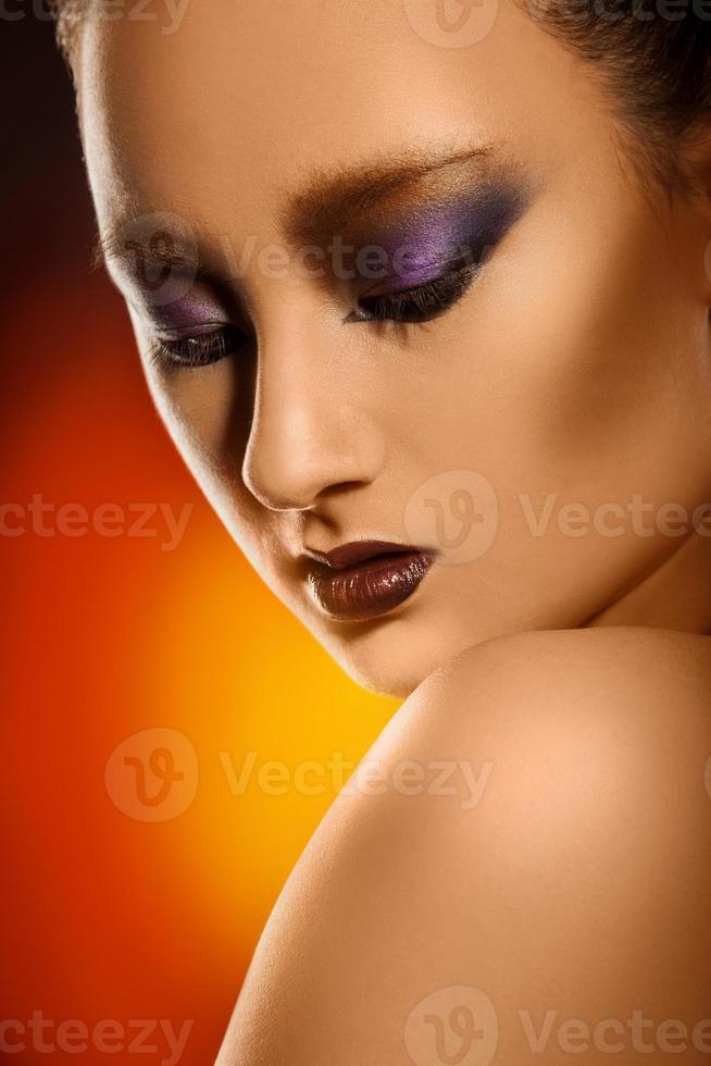 portrait de jolie jeune femme asiatique adulte avec maquillage photo