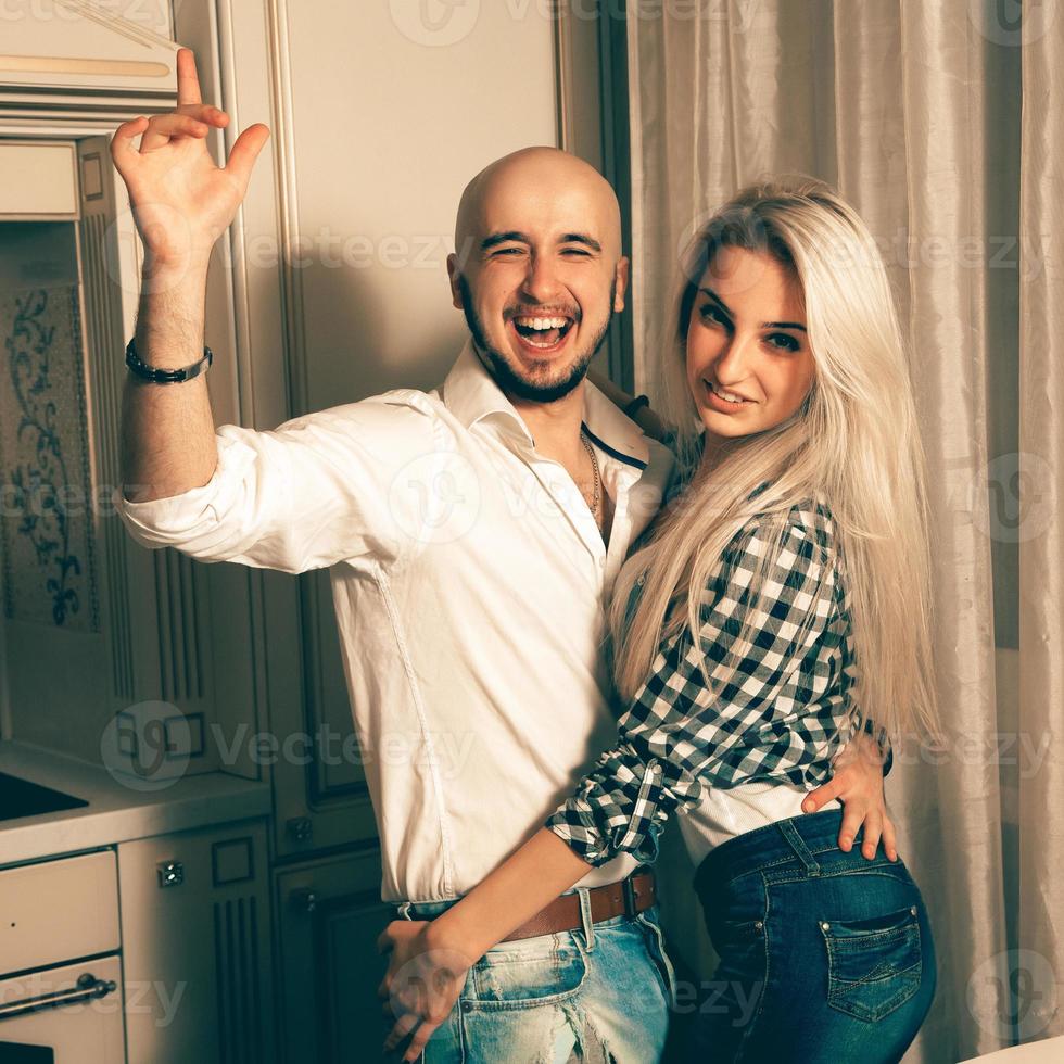 joli couple amoureux s'amusant lors d'une fête photo