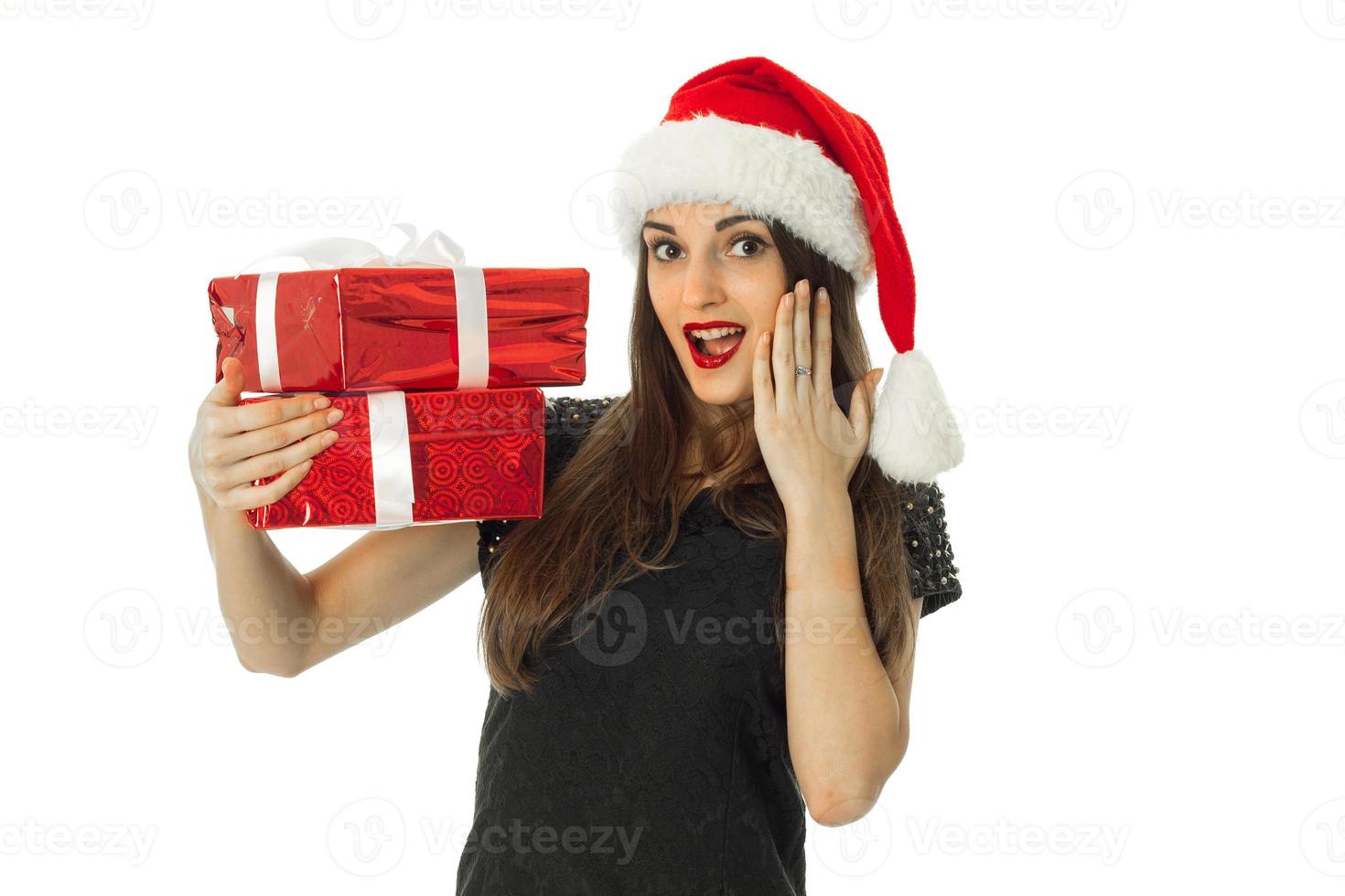 jolie femme en bonnet de noel avec un cadeau rouge photo